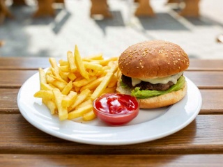 Burger mit Pommes und Ketschup