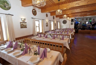 Saal mit gedeckten Tischen